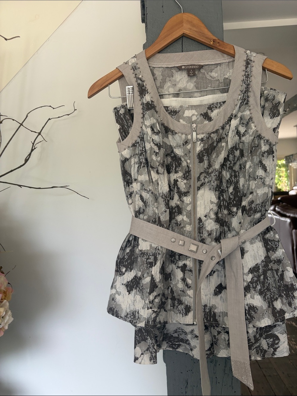 Sleeveless Gray Floral Belted VEST AND SKIRT SET BY SPANNER VEST SIZE 4 SKIRT 6
